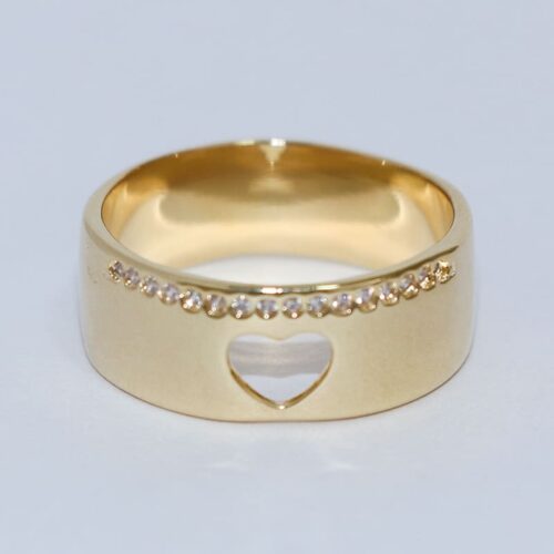 ANEL ALIANÇA GROSSA LISA C/ CORAÇÃO VAZADO E FILEIRA EM ZIRCÔNIAS