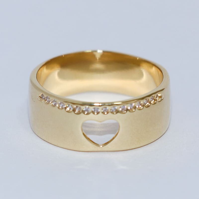 ANEL ALIANÇA GROSSA LISA C/ CORAÇÃO VAZADO E FILEIRA EM ZIRCÔNIAS