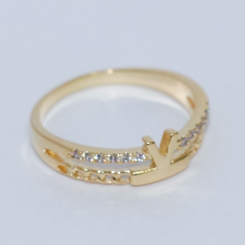 ANEL LETRA V PEQUENA E ZIRCÔNIAS