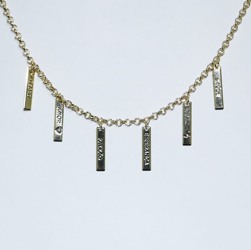 COLAR COM PLACAS DE NOMES VARIADOS 40CM