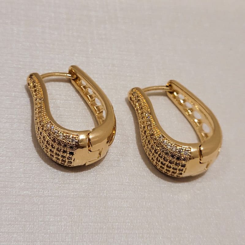 BRINCO ARGOLA OVAL COM FILEIRAS EM ZIRCÔNIAS (25MM)